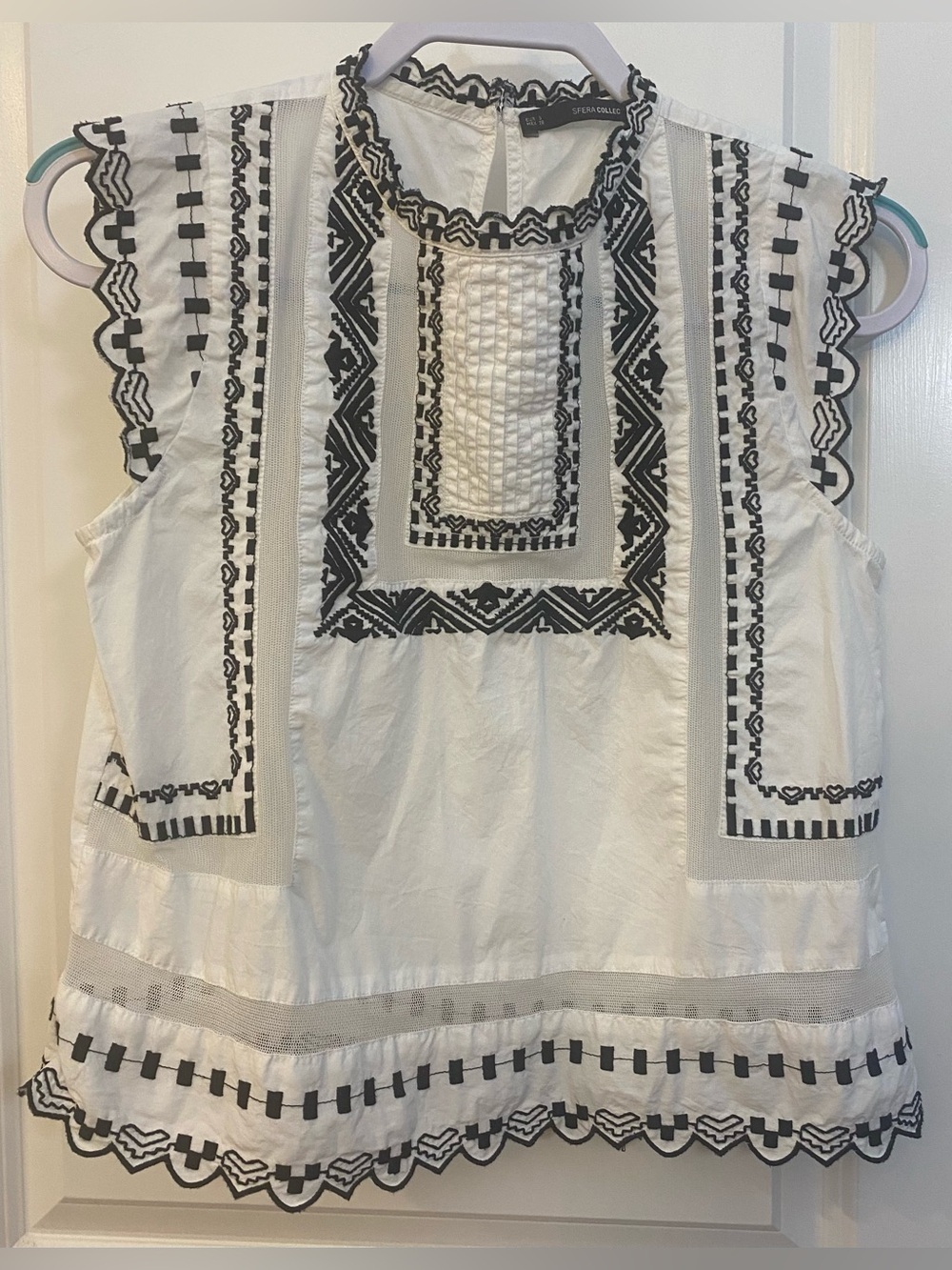 Sfera Collection Mock Neck Sleeveless Bib Top Sz S White w/Black Embroidery Lace